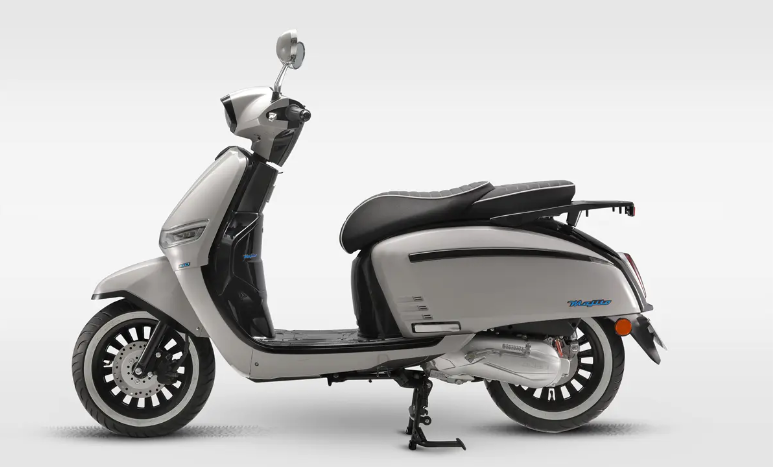 Why the Electric Motoroller is Changing the Way We Commute?